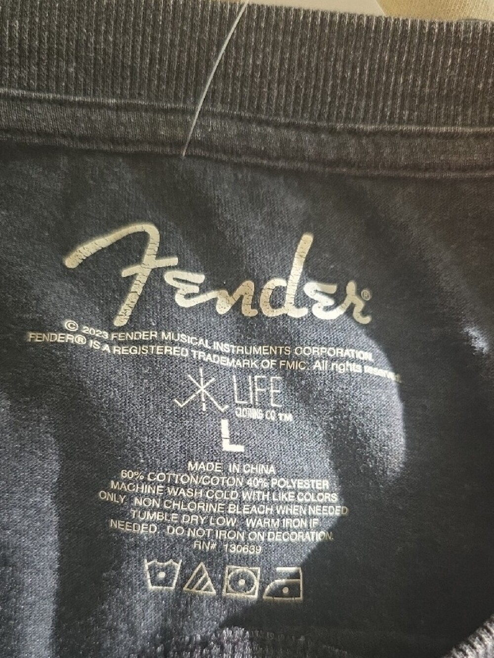 Fender Stratocaster Graphic Band T-Shirt Charcoal Gray Size Large - Picture 4 of 4